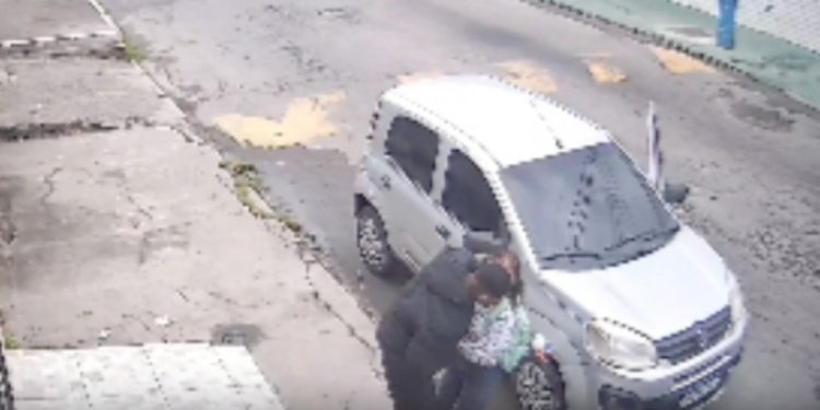 Vídeo: menina implora para não ter celular roubado durante assalto: 'Eu só tenho esse telefone'