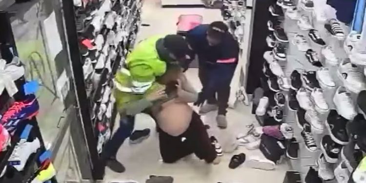 Vídeo mostra momento em que grávida é espancada durante assalto a loja na Argentina