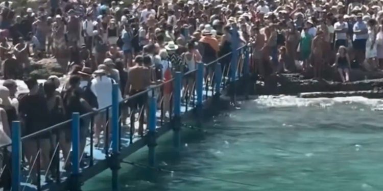 Vídeo mostra praia paradisíaca da Grécia tomada por turistas: ‘Inferno na Terra’