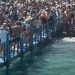 Vídeo mostra praia paradisíaca da Grécia tomada por turistas: ‘Inferno na Terra’