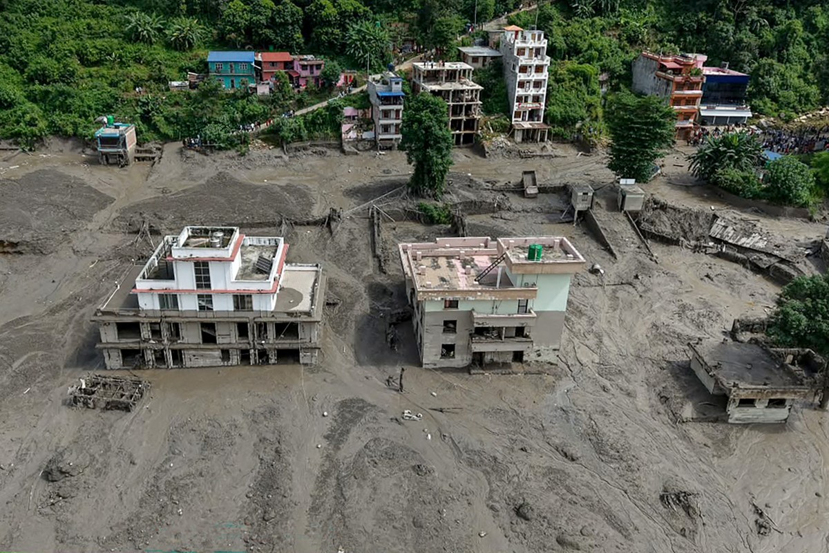 Vídeos mostram operação de resgate em áreas atingidas por enchentes no Nepal durante busca por desaparecidos; veja vídeos