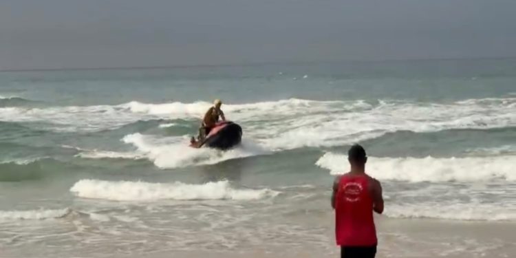 Vinte pessoas são resgatadas do mar por bombeiros após ventania na Barra da Tijuca, na Zona Sudoeste do Rio