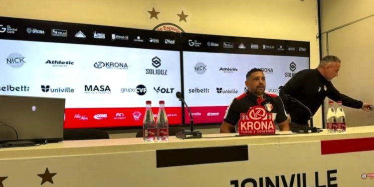 Viralizou: Maçaneta cai durante apresentação de Diego Souza no Joinville