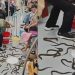 Viralizou: dezenas de enguias escapam de balde e causam pânico em metrô na China; assista