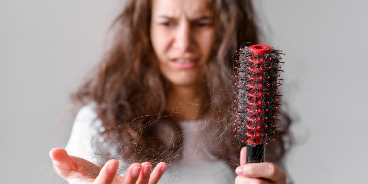Você sabe quanto cabelo perde por dia? Entenda quando a queda pode ser um sinal de alerta