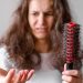 Você sabe quanto cabelo perde por dia? Entenda quando a queda pode ser um sinal de alerta