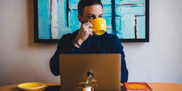 Você sempre usa a mesma caneca e senta no mesmo lugar? Veja o que isso significa