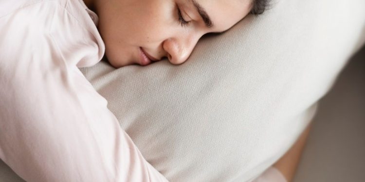 Você sonha com a mesma pessoa? Saiba o que significa isso, segundo a psicologia