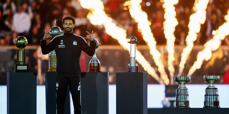 Vozinha é apresentado em grande festa no estádio do Colo Colo