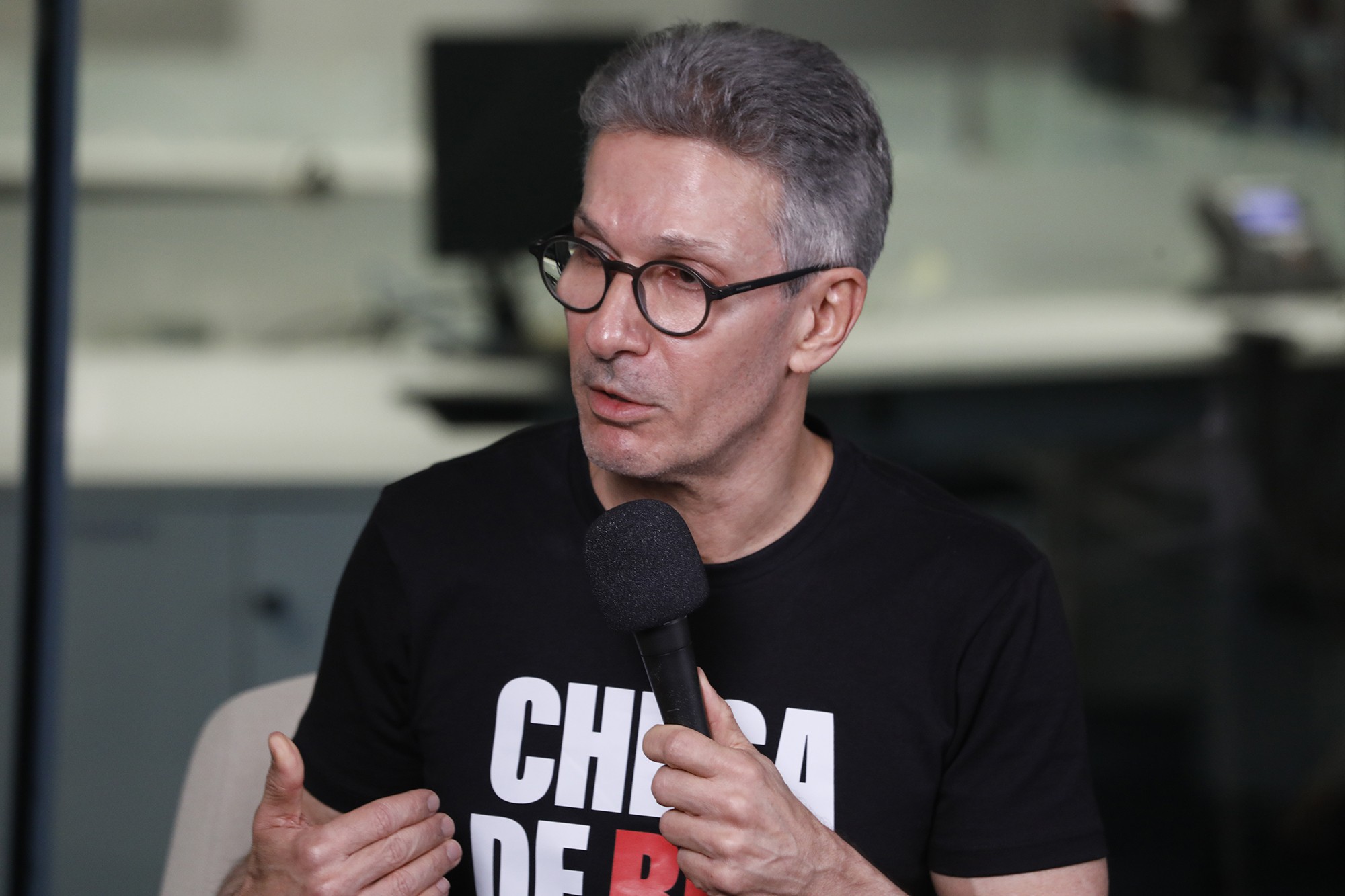 Zema reduz ataques a Flávio para evitar novos atritos com PL e tenta diversificar pautas de olho no eleitorado à direita