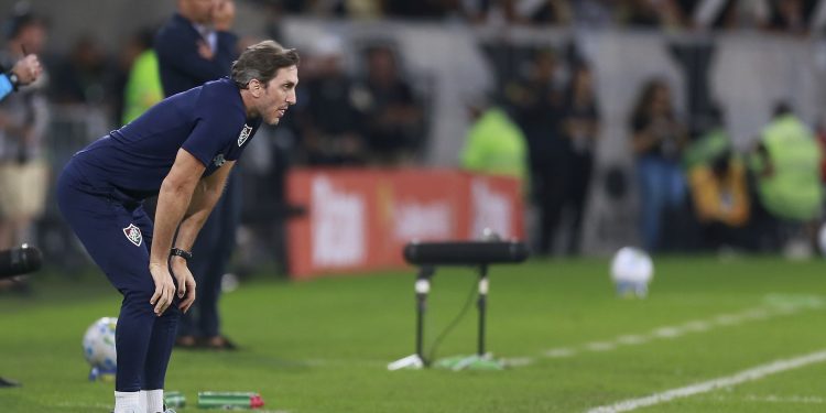 Zubeldía admite que postura 'ruim' do Fluminense em campo foi erro dele: 'Maior responsável é sempre o treinador'