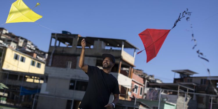 ‘É preciso reconhecer as potencialidades das favelas’, diz autor cria da Zona Norte e semifinalista do Prêmio Jabuti