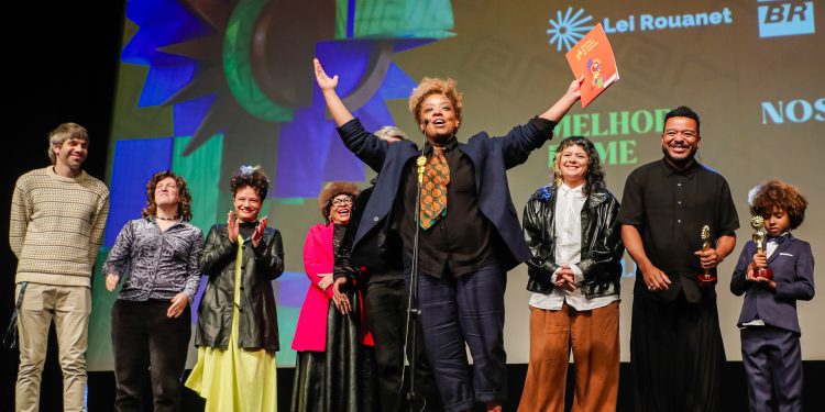 ‘Nosso segredo’, de Grace Passô, conquista Festival de Gramado; José Loreto e Lázaro Ramos recebem Kikitos
