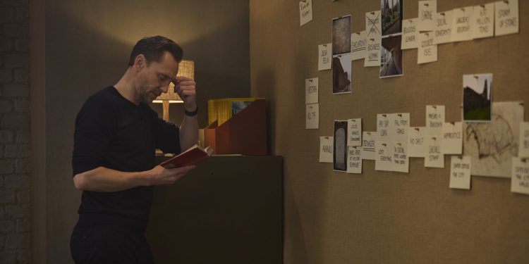 ‘Pompeia: Além do Tempo com Tom Hiddleston ’: série da Disney+ escapa do lugar comum, mas exagera no didatismo