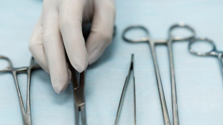 'Faz sem ela saber': métodos arcaicos e violentos ainda prevalecem no Brasil quando se trata do corpo da mulher