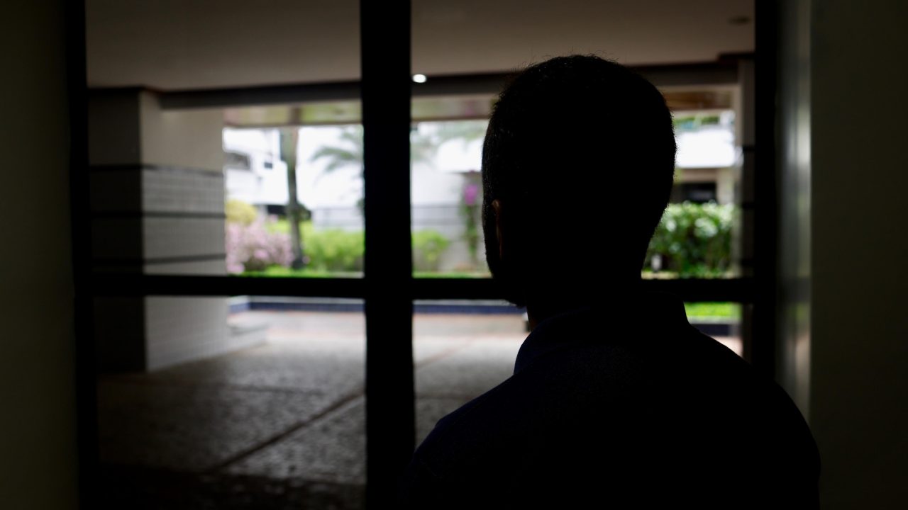 'Foi um desespero': pai relata, em entrevista exclusiva, como descobriu que a filha havia sido furada com lanceta reutilizada