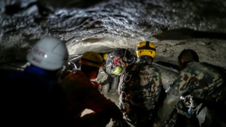 'Tive uma segunda chance de vida', conta sobrevivente que ficou 10 dias preso em túnel inundado no Nepal