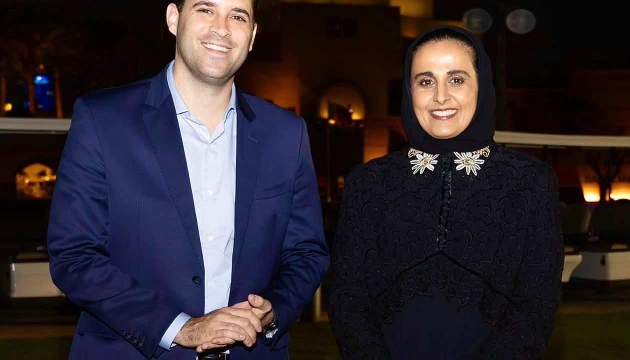 A convite de Eduardo Cavaliere, a princesa Al Mayassa bint Hamad Al-Thani vem para a primeira semana de Arte do Rio