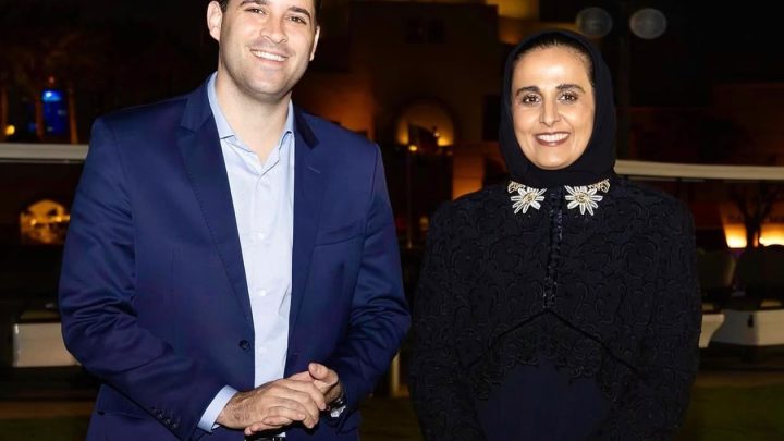 A convite de Eduardo Cavaliere, a princesa Al Mayassa bint Hamad Al-Thani vem para a primeira semana de Arte do Rio