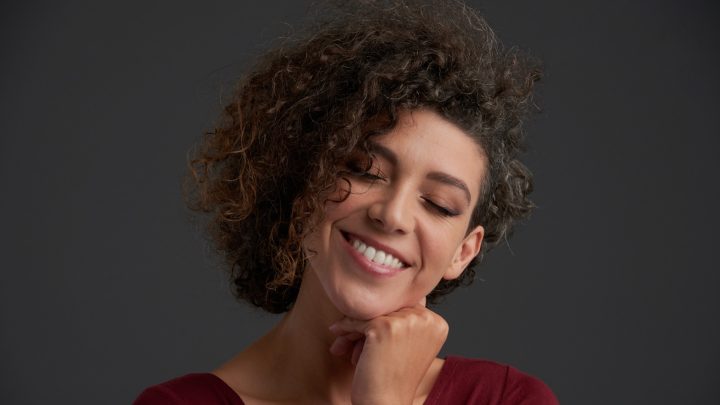 A febre das facetas: por que o novo sorriso exige cuidados que vão além da estética