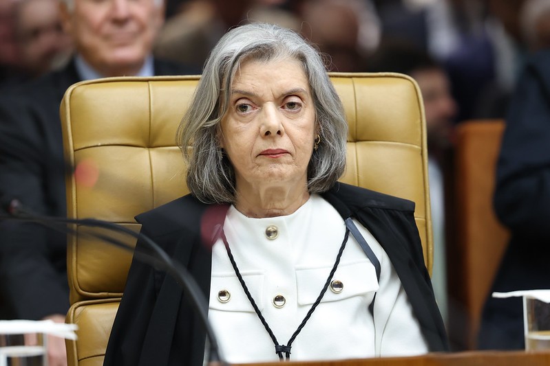 A ministra Carmen Lúcia pede desculpas ao país pelo 'constrangimento cívico' que o STF impõe ao país