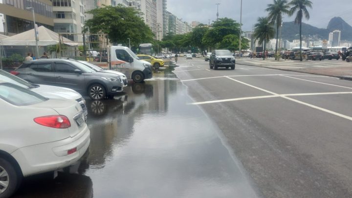 Água acumulada vira poça permanente em Copacabana