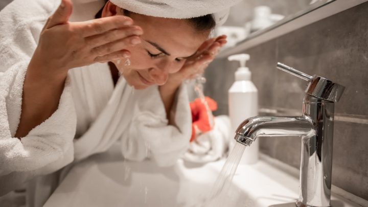 Água com gelo no rosto: entenda por que essa trend viralizou