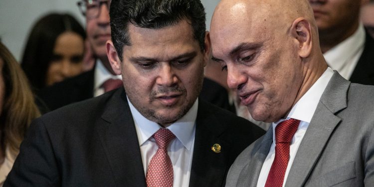 Alcolumbre sinaliza a aliados que não cederá a novos apelos para pautar impeachment de Moraes após novas mensagens de Vorcaro