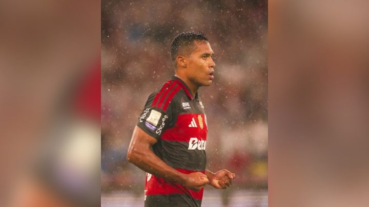 Alex Sandro volta a atuar pelo Flamengo após 46 dias de recuperação que envolveu retrocessos e cautela