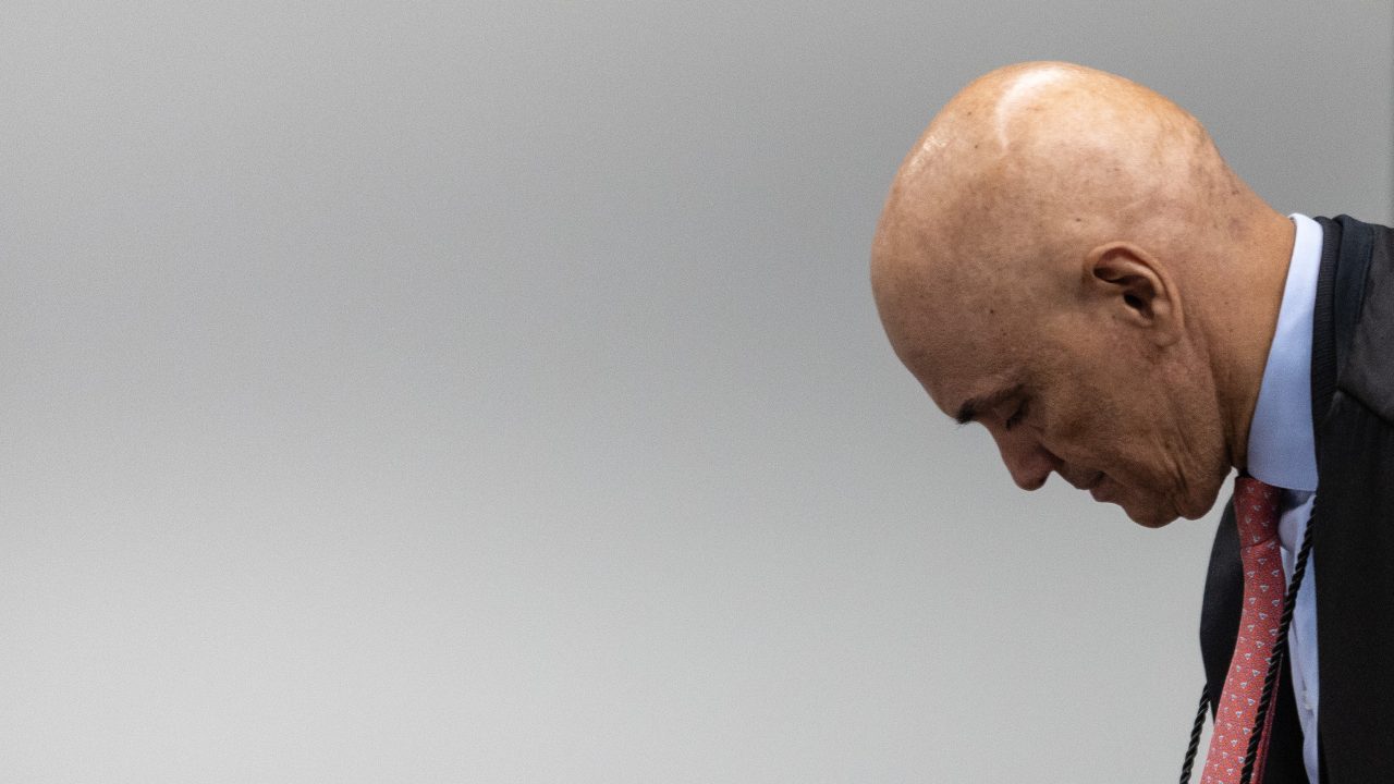 Alexandre de Moraes mostra hesitação ao recuar do pronunciamento que havia convocado