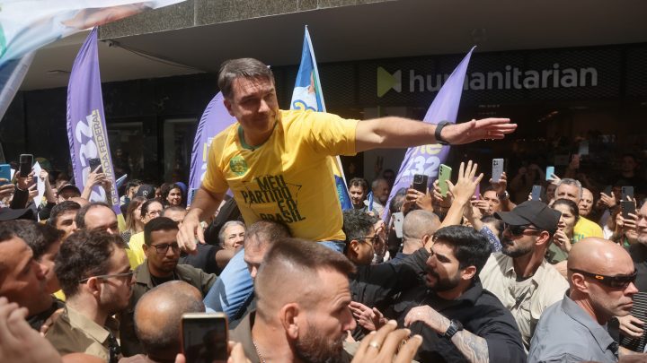 Aliados de Flávio veem desgaste com investigação sobre 'Dark Horse', e falta de aviso de candidato causa ruído no PL