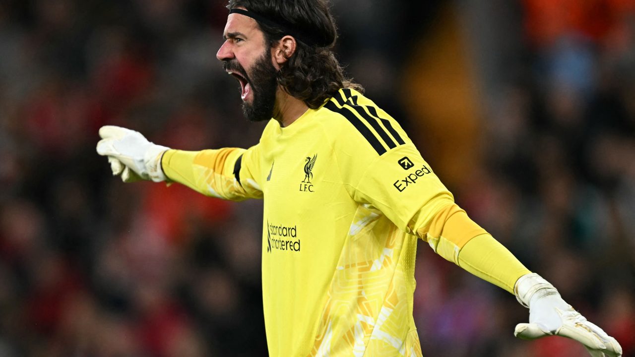 Alisson é multado em R$ 55 mil pela FA após chutar placa de substituição em empate do Liverpool