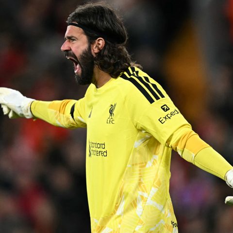 Alisson é multado em R$ 55 mil pela FA após chutar placa de substituição em empate do Liverpool