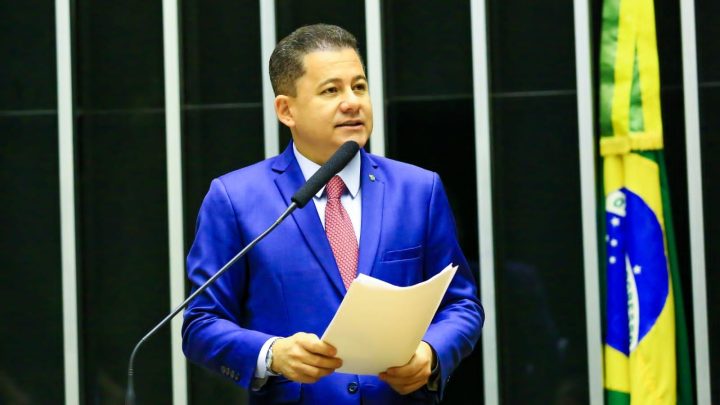 Alvo de operação da PF, Cezinha de Madureira foi presidente da bancada evangélica e está no segundo mandato na Câmara; saiba quem é