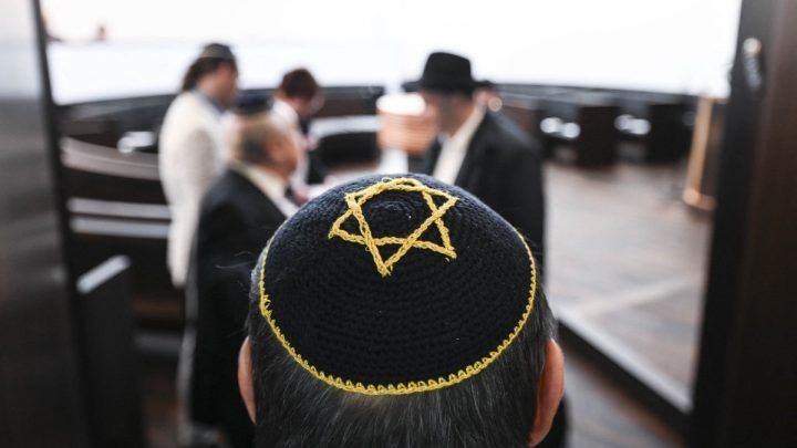 Americano é condenado a quatro anos de prisão por cuspir em judeus e proferir ofensas nazistas em SP