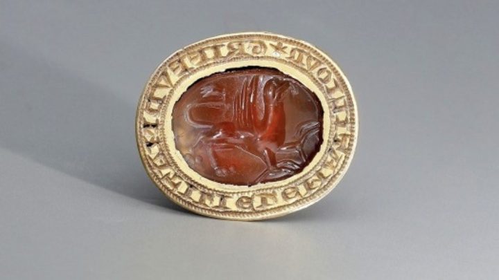 Anel medieval de ouro que pode ter pertencido a condessa inglesa será leiloado por mais de R$ 70 mil