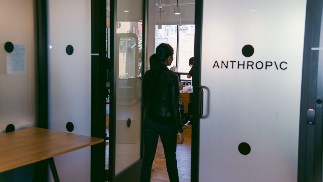 Anthropic afirma ter bloqueado possíveis tentativas de desenvolver armas biológicas