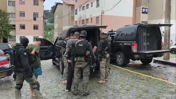 Apontado como gerente do tráfico na Candelária, homem é preso em condomínio do Minha Casa Minha Vida em Volta Redonda
