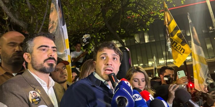 Após liberação de Toffoli, Renan Santos participa de protesto em SP pedindo impeachment do ministro