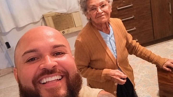 Após vídeo viral, idosa resgatada na Linha Vermelha deixa casa onde viveu por décadas na Maré, diz vizinho