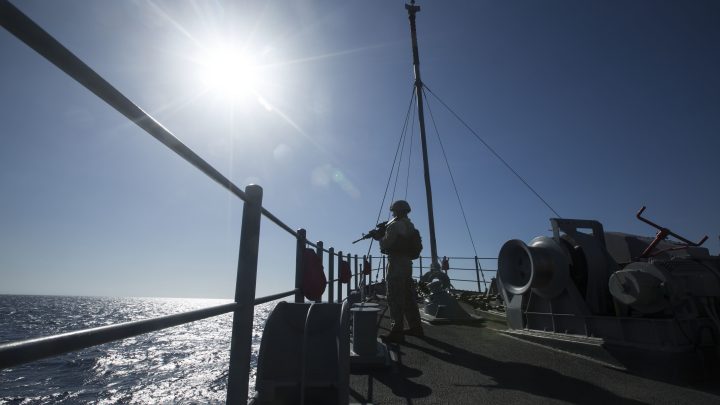 Arábia Saudita e Houthis trocam ataques pelo Estreito de Bab el-Mandeb, que contorna Ormuz; rebeldes saem à frente por controle de rota do petróleo