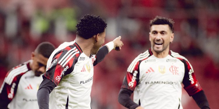 Arrascaeta celebra retorno de Plata ao Flamengo após desistência de clube russo: 'Que jogador ganhamos'