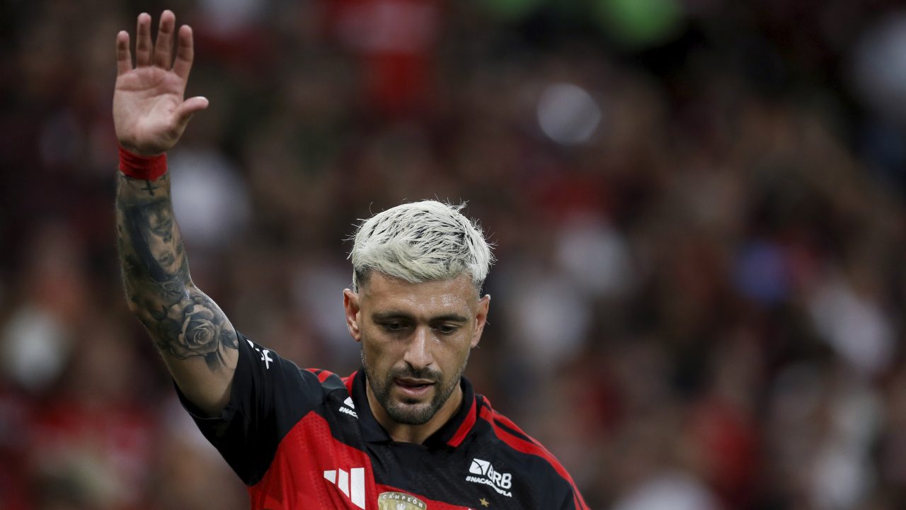 Arrascaeta comenta polêmica com Lino no Flamengo: 'Jogo com mais 10'