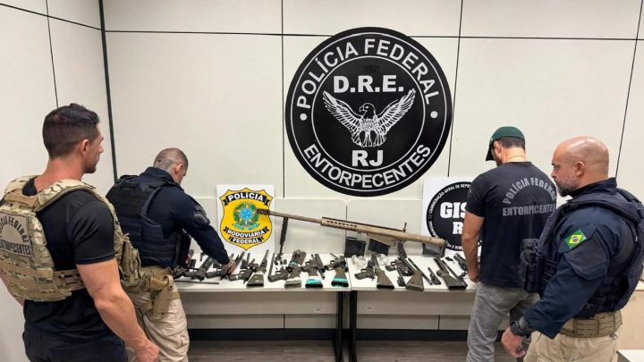 Arsenal de guerra: PF e PRF apreendem 11 fuzis, um deles capaz de perfurar blindagens, na Via Dutra