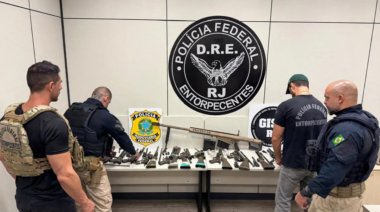 Arsenal de guerra: PF e PRF apreendem 11 fuzis, um deles capaz de perfurar blindagens, na Via Dutra