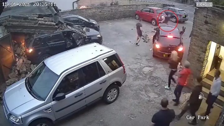 Ataque de ciúme: homem joga carro contra veículo e bate em casa na Inglaterra após mulher recusar carona; vídeo