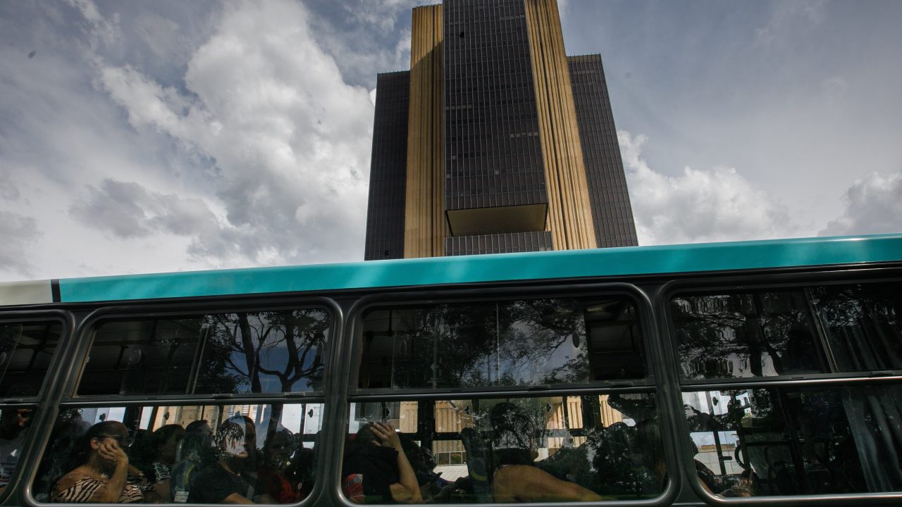 Atividade econômica cai 0,2% em julho, diz BC