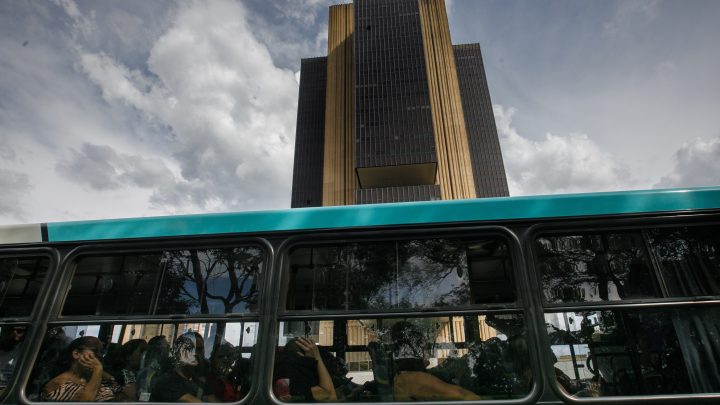 Atividade econômica cai 0,2% em julho, diz BC