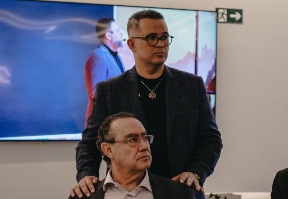 Augusto Cury se pronuncia depois de seu conselheiro de campanha estar desaparecido em helicóptero com o cantor Rick
