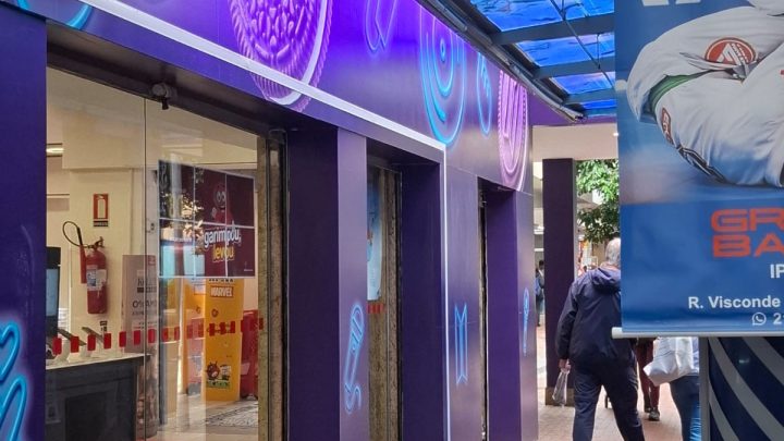 Banca muda de lugar em Ipanema e deixa espaço mínimo para pedestres